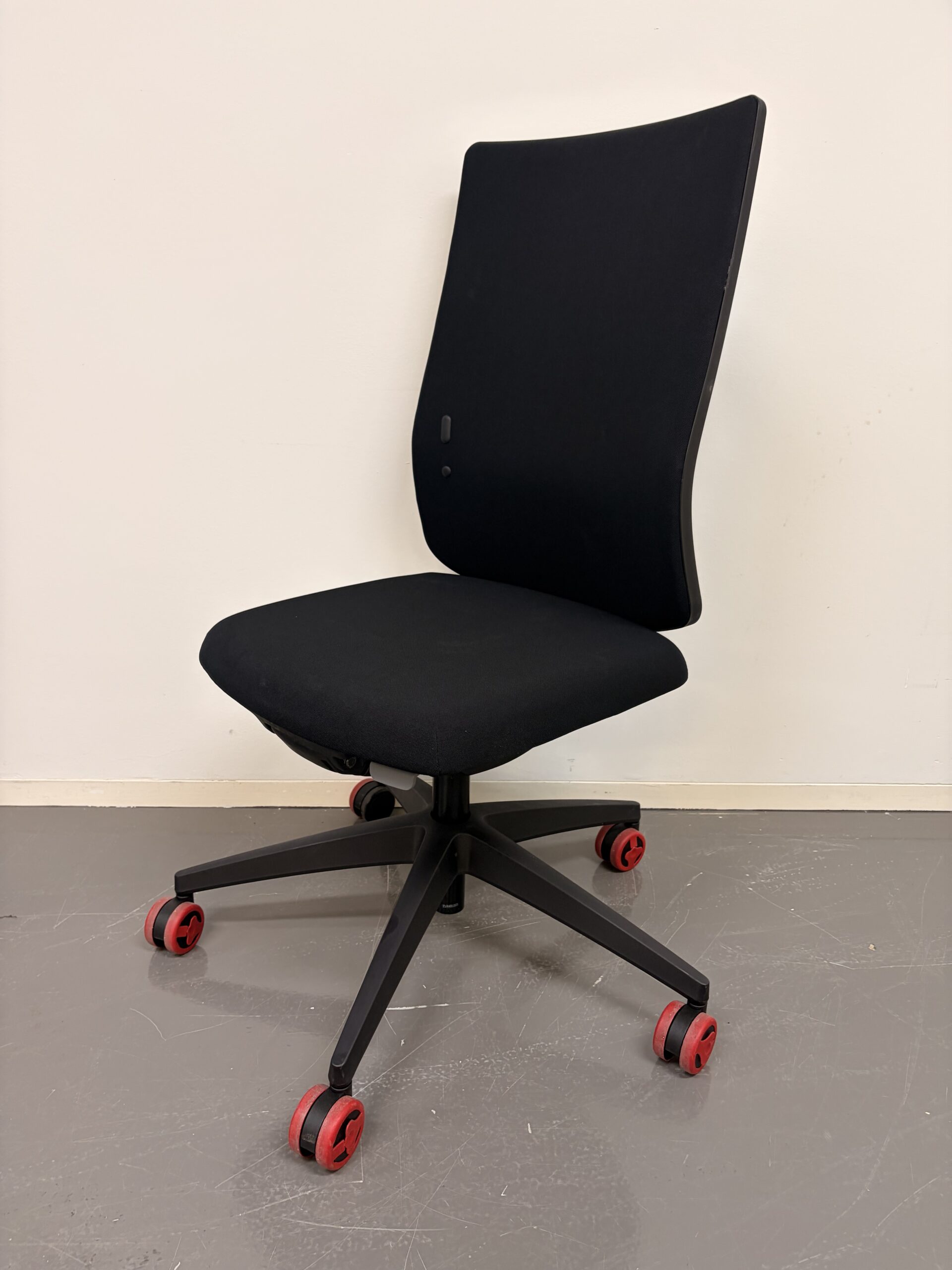 Se:do Pro 2 Bürostuhl mit hoher Rückenlehne, schwarzer Polsterung und schwarzem Fuß schräg