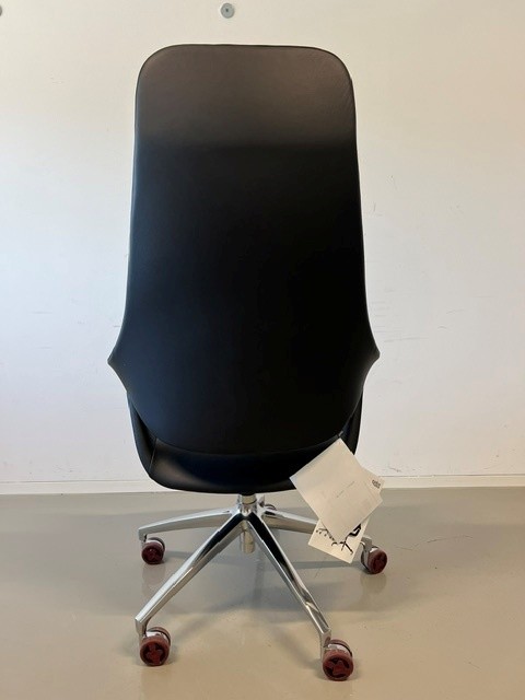 se_mision Konferenzdrehstuhl auf Rollen_Leder schwarz_Kunststoffblende_Fußkreuz Alu poliert_von hinten
