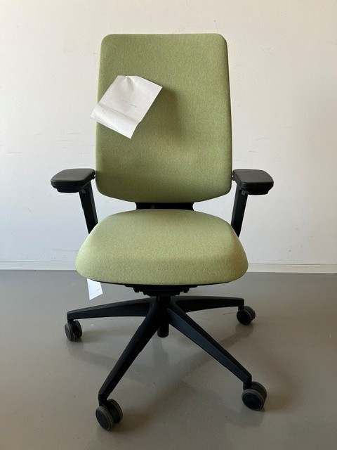 se_flex Drehstuhl_Sitz und Rückenlehne gepolstert_grün_mit Armlehnen schwarz_Kunststofffuß 5-Stern schwarz_von vorne