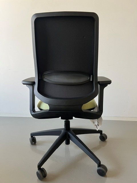 se_flex Drehstuhl_Sitz und Rückenlehne gepolstert_grün_mit Armlehnen schwarz_Kunststofffuß 5-Stern schwarz_von hinten