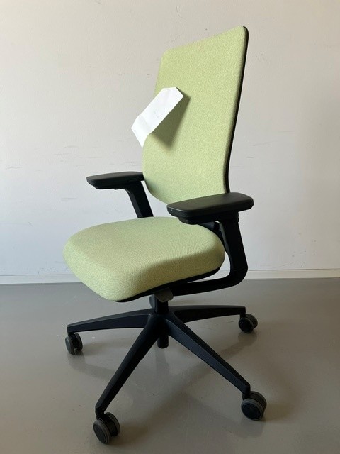 se_flex Drehstuhl_Sitz und Rückenlehne gepolstert_grün_mit Armlehnen schwarz_Kunststofffuß 5-Stern schwarz_schräg von vorne
