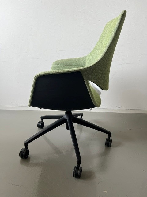 se_mission Drehstuhl_Sitz und Rückenlehne gepolstert_grün_mit integrierten Armlehnen _Aluminiumfuß 5-Stern schwarz_seitlich
