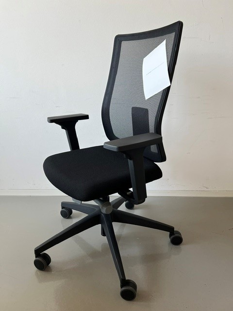 Bürodrehstuhl_se_do pro light_schwarz_Sitz gepolstert_Rückenlehne Membran_mit Kunststoffarmlehnen_Kunststofffußkreuz schwarz_seitlich von vorne