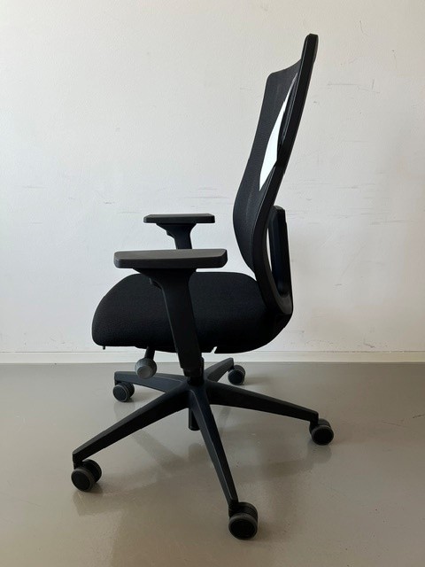 Bürodrehstuhl_se_do pro light_schwarz_Sitz gepolstert_Rückenlehne Membran_mit Kunststoffarmlehnen_Kunststofffußkreuz schwarz_seitlich