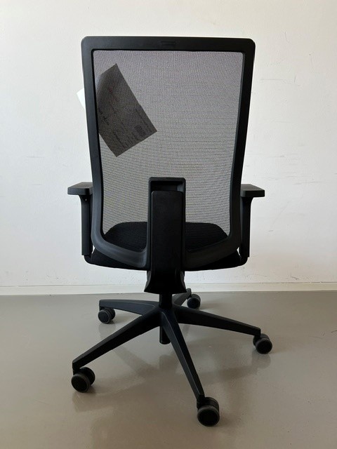 Bürodrehstuhl_se_do pro light_schwarz_Sitz gepolstert_Rückenlehne Membran_mit Kunststoffarmlehnen_Kunststofffußkreuz schwarz_seitlich von hinten
