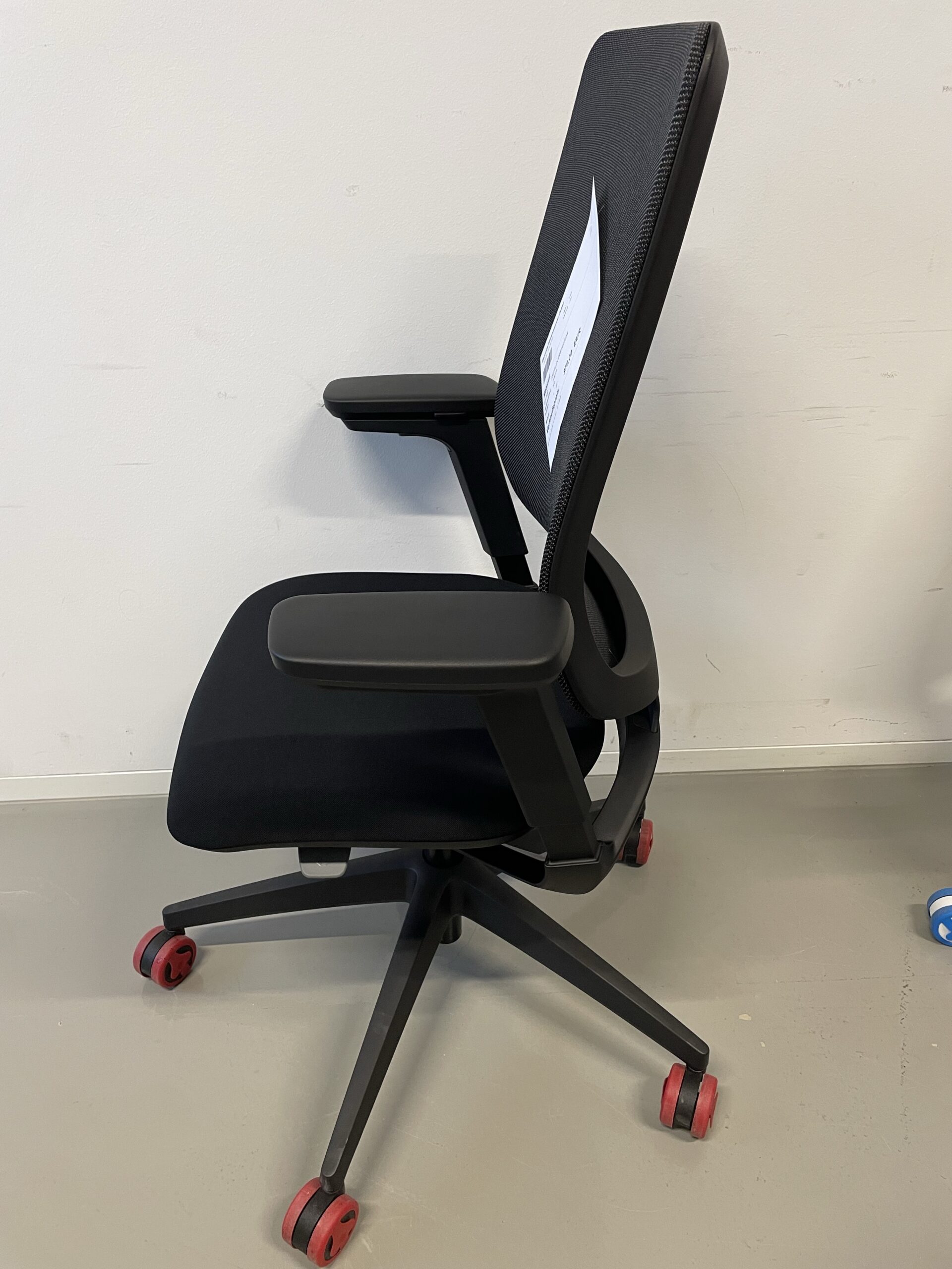 se_flex schwarz_mit Membranrücken_mit Armlehnen Kunsstofffuß _seitlich