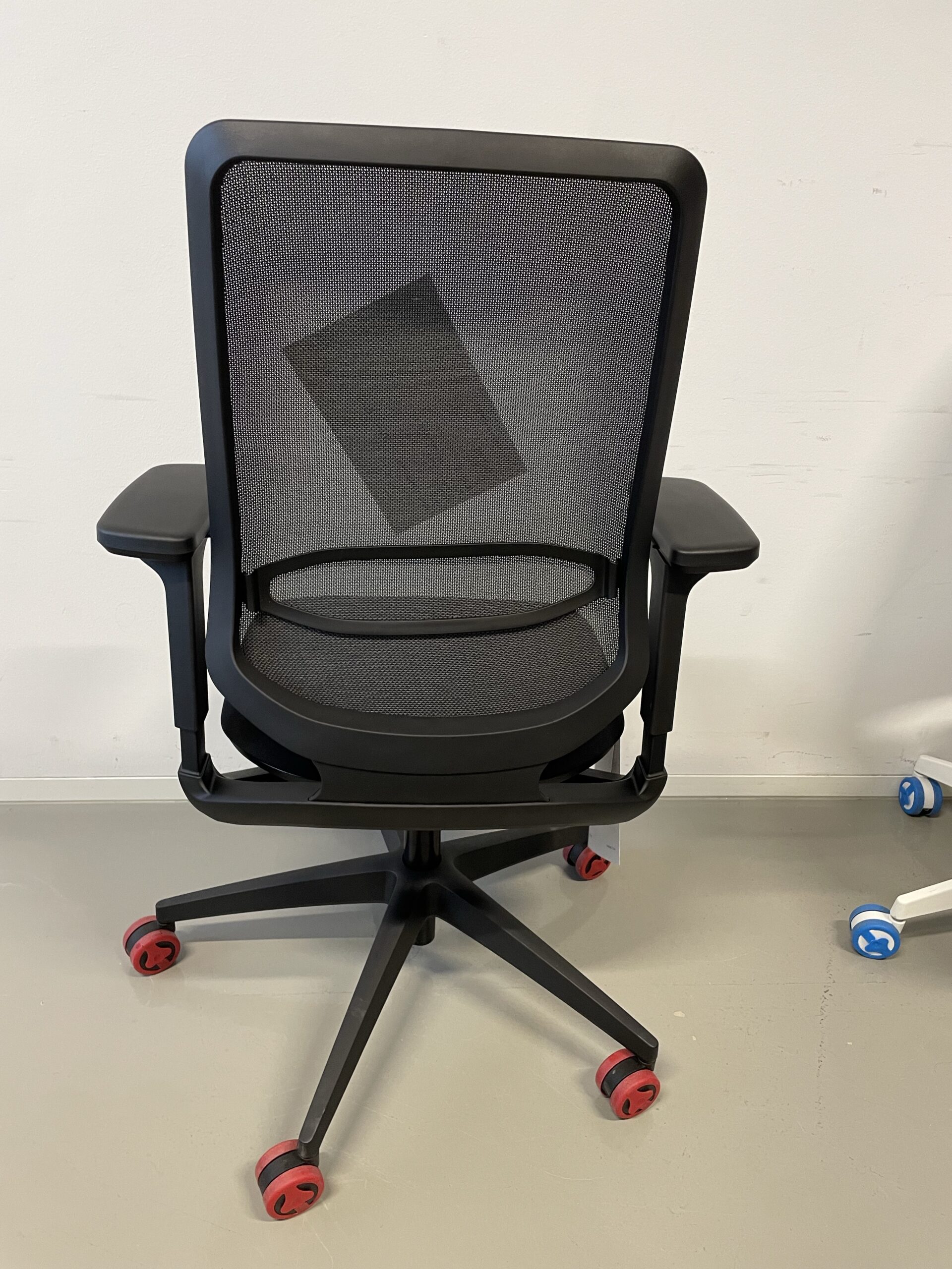 se_flex schwarz_mit Membranrücken_mit Armlehnen Kunsstofffuß _hinten