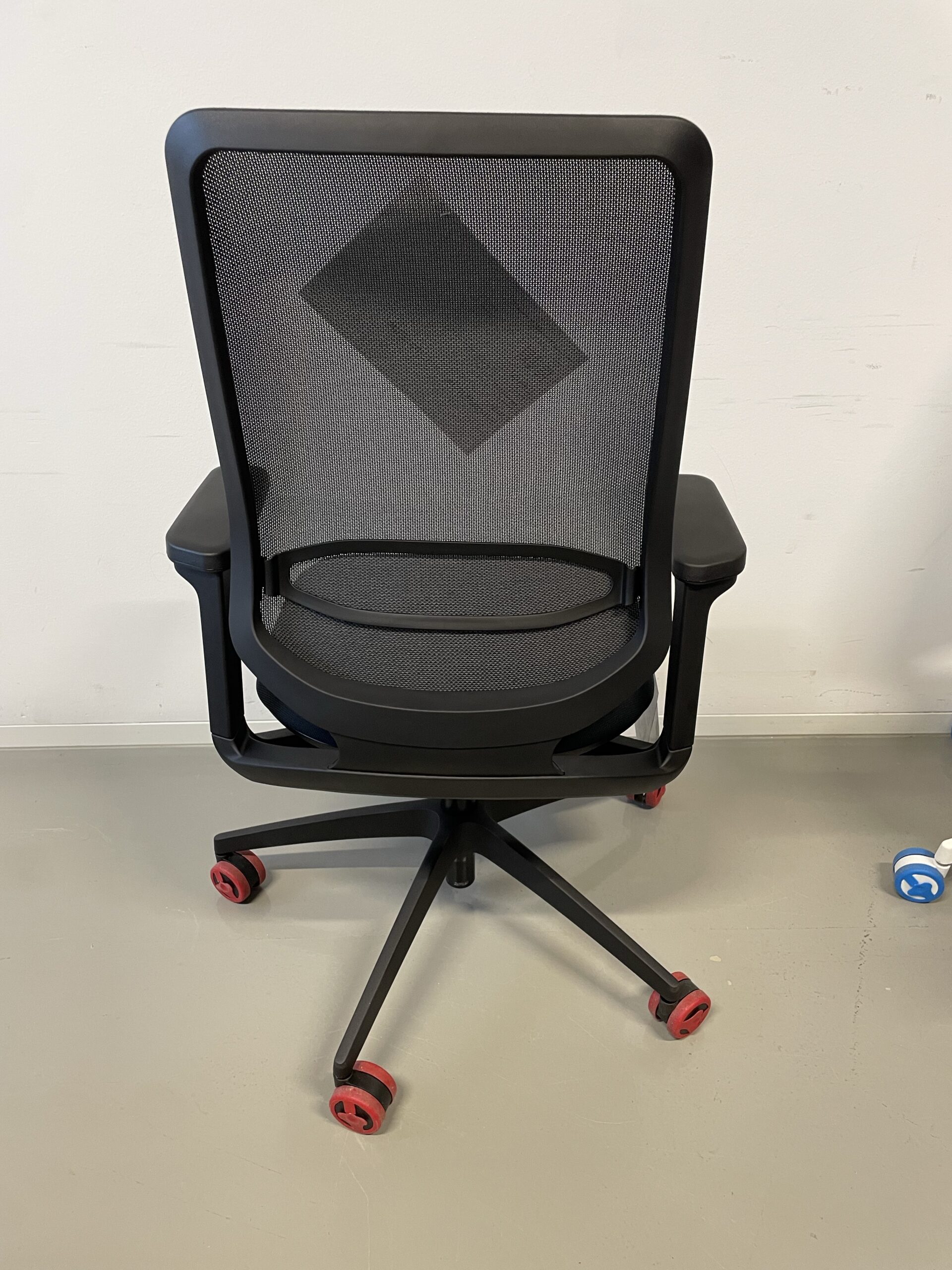se_flex schwarz_mit Membranrücken_mit Armlehnen Aluminiumfuß _hinten